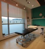 Lazer epilasyon uygulaması için hazırlanmış sakin klinik odası