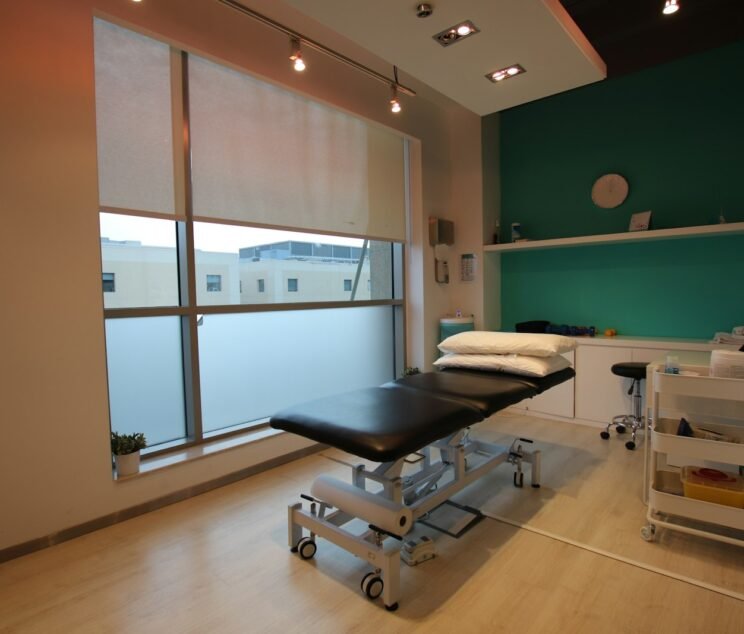 Lazer epilasyon uygulaması için hazırlanmış sakin klinik odası