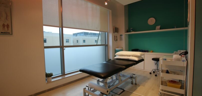 Lazer epilasyon uygulaması için hazırlanmış sakin klinik odası