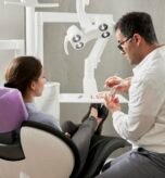 Yumuşak ışıklı, sakin bir cilt bakım kliniği iç mekânı