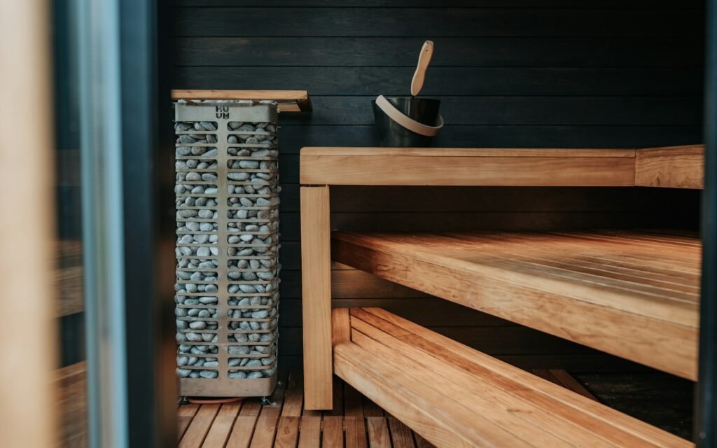 Taş ısıtıcılı, ahşap modern sauna iç mekânı